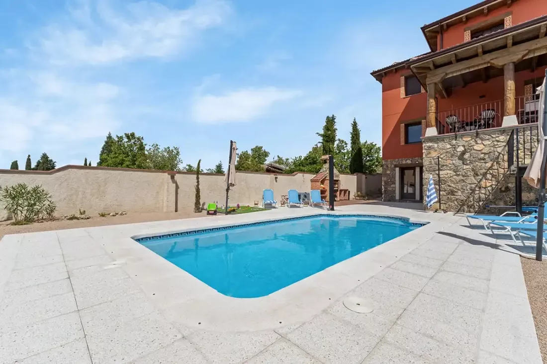 Piscina, jardín y barbacoa