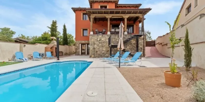 Casa Rural Los Hebrero en Torrecaballeros con piscina climatizada y jardín privado